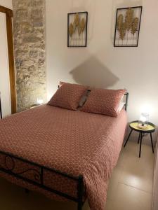 une chambre avec un lit avec une couette rouge dans l'établissement Maison cosy proche centre ville, à Compiègne