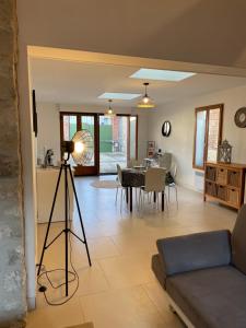 a living room with a camera on a tripod at Maison cosy proche centre ville in Compiègne