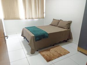 sypialnia z łóżkiem w białym pokoju w obiekcie 101-APT-Espaço,conforto.È disso que você precisa! w mieście Anápolis