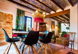- une salle à manger avec une table et des chaises dans l'établissement Toscana, à Benissa