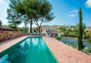 - une piscine en face d'une villa dans l'établissement Toscana, à Benissa
