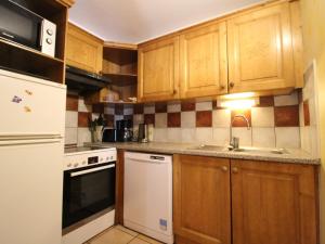 Кухня или мини-кухня в Appartement Lanslevillard, 5 pièces, 12 personnes - FR-1-508-75
