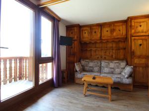a living room with a couch and a table at Appartement Termignon, 3 pièces, 8 personnes - FR-1-508-79 in Termignon