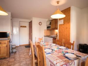 uma sala de jantar com uma mesa e uma cozinha em Appartement Aussois, 3 pièces, 6 personnes - FR-1-508-95 em Aussois