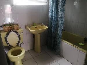 un baño con inodoro y lavabo en Budget Room, en Pietermaritzburg