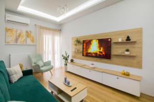 アテネにあるLuxurious apt near Ampelokipoi Metro stationのリビングルーム(壁に暖炉付)