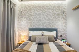 1 dormitorio con 1 cama grande y cabecero azul en Luxurious apt near Ampelokipoi Metro station en Atenas