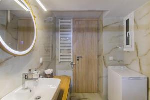 アテネにあるLuxurious apt near Ampelokipoi Metro stationの洗面台、トイレ、鏡のあるバスルーム +4枚の写真
