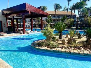 una piscina en un complejo con un pabellón en Taíba Beach Resort por Be My Guest! en São Gonçalo do Amarante