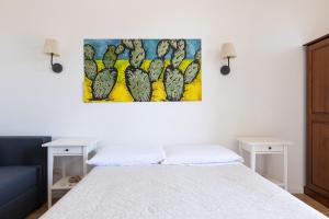 Schlafzimmer mit einem Bett mit Wandgemälde in der Unterkunft Tauromenion Guest House in Taormina