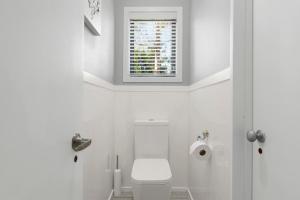タウポにあるBotanical HideAway Taupoのトイレと窓のある白いバスルーム +22枚の写真