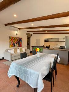 - une salle à manger avec une grande table blanche dans l'établissement Rock House, à Rapallo