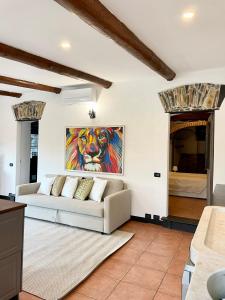 - un salon avec un canapé et un tableau mural dans l'établissement Rock House, à Rapallo