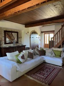 ein Wohnzimmer mit einer weißen Couch und einer Treppe in der Unterkunft Casa Sant Angelo in Pesaro