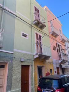 un coche aparcado frente a un edificio en A cà da Nonnina en Carloforte