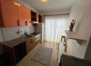 a small kitchen with a sink and a counter at ALCAMAR Habitaciones con baño compartido en apartamentos rurales cerca al Mar! in Alcalá