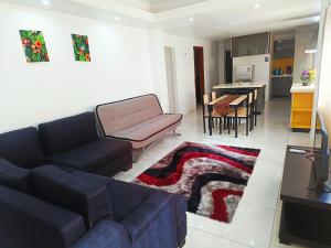 un soggiorno con divano e tavolo di Pacific Apartment a Suva