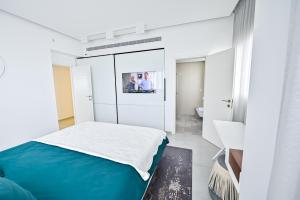 a bedroom with a bed and a mirror at Apartment Fabulous in Bat Yam
