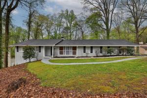 a home in the woods with a driveway at Blue Atlanta Magichottubpool10qn Bedsmessnow in Atlanta