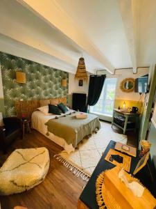1 dormitorio grande con 1 cama y 1 sofá en Chez TROTRO, en Saint-Pierre-de-Plesguen
