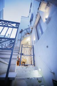 un conjunto de escaleras con una puerta en un edificio en Dimora Alfieri, en Cisternino