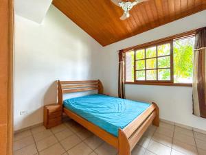 una camera con un letto in una stanza con una finestra di Casa com piscina em Riviera de Sao Lourenco SP a Riviera de São Lourenço