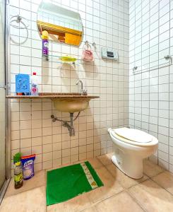 a bathroom with a sink and a toilet at Casa com piscina em Riviera de Sao Lourenco SP in Riviera de São Lourenço