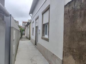 an empty alleyway between two buildings at Casa Mini-Ventuzelo by JC in Porto