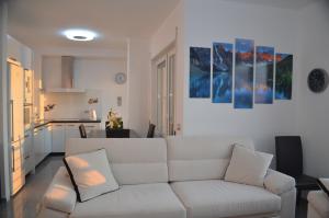 uma sala de estar com um sofá branco e uma cozinha em Home Sweet Home by the Sea - 060 em Durrës
