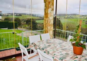 d'une table et de chaises sur un balcon avec vue. dans l'établissement Casa Villa Mey, à Candás