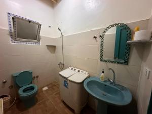 ein Badezimmer mit einem Waschbecken, einem WC und einem Spiegel in der Unterkunft Tota house in dahab in Dahab