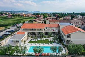 einem Luftblick auf ein Gebäude mit einem Pool in der Unterkunft Le Ville della Romantica in Manerba del Garda