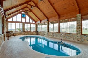 Bazén v ubytování Mountain Views and Shared Pool Ozarks Family Home nebo v jeho okolí