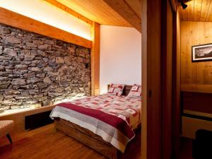 Saint-Bon-TarentaiseにあるAppartement Courchevel, 2 pièces, 5 personnes - FR-1-514-2の石造りの壁のドミトリールーム(ベッド1台)