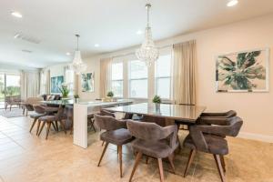 - une salle à manger avec une table et des chaises dans l'établissement Luxury 9 bedrooms with private pool and grill 261, à Orlando
