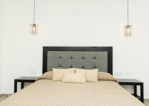 ein Schlafzimmer mit einem großen Bett mit zwei Kissen in der Unterkunft Finca Garullo Hotel Boutique in San Rafael