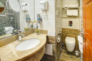 uma casa de banho com um lavatório e um WC em Dweik Hotel LUXURY 3 em Aqaba