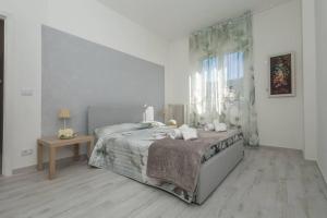 um quarto branco com uma cama e uma mesa em Bilocale Magnolia con Terrazzino em Rapallo