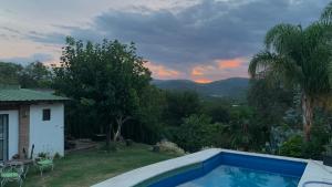 una piscina con vistas a las montañas en Aires Verdes en Río Ceballos