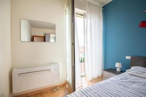 Schlafzimmer mit einem Bett und einem Spiegel in der Unterkunft Pretty house in Viareggio