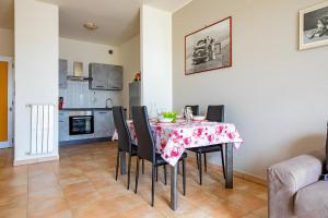 ein Esszimmer mit einem Tisch und Stühlen sowie eine Küche in der Unterkunft Pretty house in Viareggio