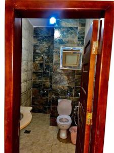 uma casa de banho com um WC, um lavatório e uma banheira em Dahab Hills Chalet em Dahab