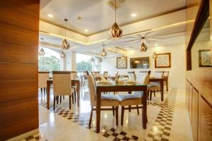jadalnia ze stołem i krzesłami w obiekcie Dweik Hotel LUXURY 3 w Akabie