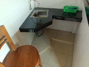 baño con encimera negra y lavamanos en Nyoman House Ubud, en Ubud