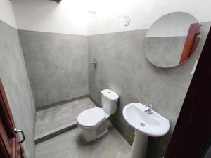 MompósにあるHostal Casa La Candelariaのバスルーム(トイレ、洗面台、鏡付)