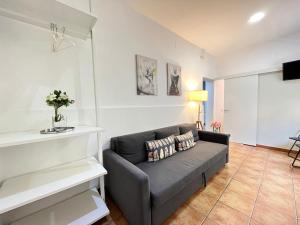 een woonkamer met een grijze bank in een kamer bij Encantador Piso Zamora in Madrid