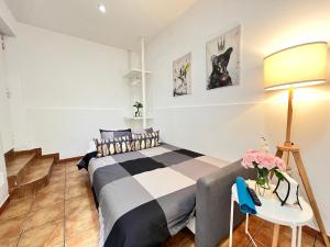 een slaapkamer met een bed en een tafel met bloemen erop bij Encantador Piso Zamora in Madrid