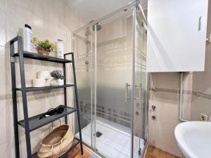 een douche met een glazen deur in de badkamer bij Encantador Piso Zamora in Madrid