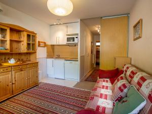 Il comprend un salon avec un canapé et une cuisine. dans l'établissement Appartement Val-d'Isère, 2 pièces, 4 personnes - FR-1-519-7, à Val dʼIsère