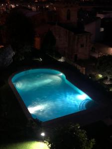 uma vista superior de uma piscina à noite em Estudio impresionantes vistas con terraza y piscina em Baiona